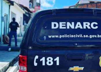 Denarc fecha novo ponto de venda de drogas na frente de escola em Aracaju