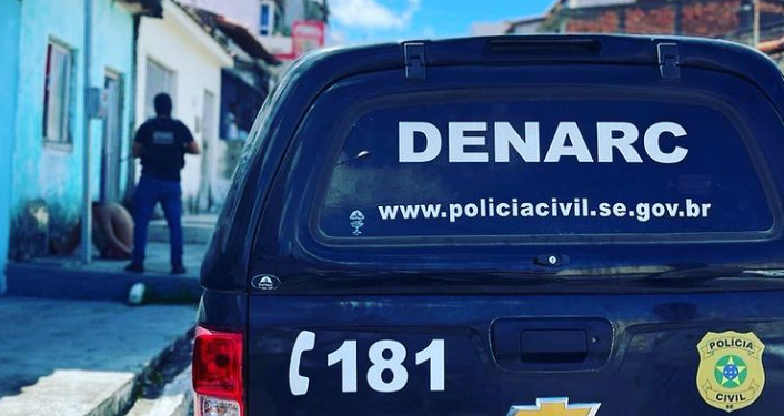 Denarc fecha novo ponto de venda de drogas na frente de escola em Aracaju
