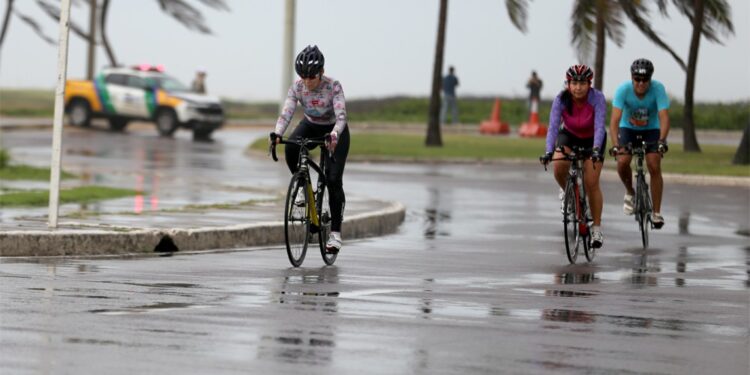 Área de proteção ao ciclista, na Orla de Atalaia, sofre modificações neste sábado (23)