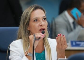 Crianças com autismo estão sem aula por falta de monitores, alerta Sheyla Galba