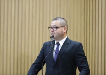 Eduardo Lima destaca a necessidade da presença de Psicólogos e Assistentes Sociais nas escolas