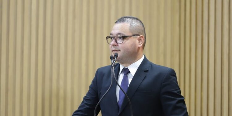 Eduardo Lima destaca a necessidade da presença de Psicólogos e Assistentes Sociais nas escolas