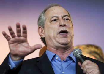 Lula está destruindo todos os partidos que possam fazer sombra a ele, diz Ciro Gomes