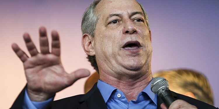 Lula está destruindo todos os partidos que possam fazer sombra a ele, diz Ciro Gomes