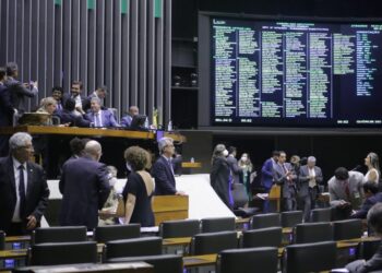 Câmara aprova MP que cria benefício extra a quem recebe o Auxílio Brasil