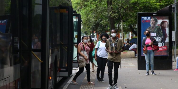 Covid-19: Brasil tem 30,25 milhões de casos e 661,9 mil mortes