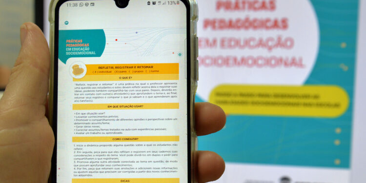 Caderno de Práticas Pedagógicas em Educação Socioemocional está disponível para os professores do ensino em tempo integral