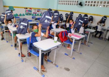 Prefeitura entrega kits escolares a todos os alunos da rede municipal