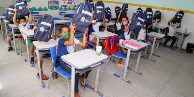 Prefeitura entrega kits escolares a todos os alunos da rede municipal