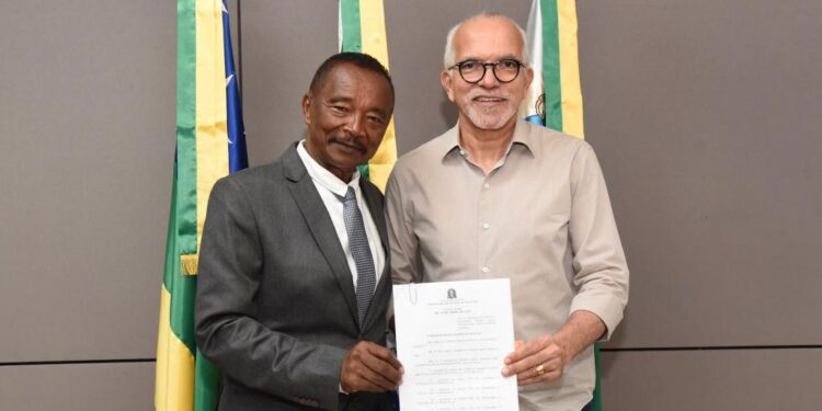 Prefeito sanciona lei que cria residencial Manoel Aguiar Menezes Neto