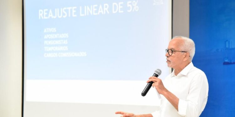 Prefeito Edvaldo anuncia reajuste de 5% para todos os servidores e cria gratificação de até R$ 4 mil para professores