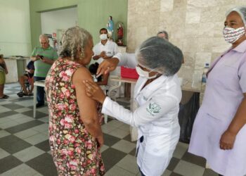 Aracaju iniciará 2ª dose de reforço em idosos acima de 70 anos