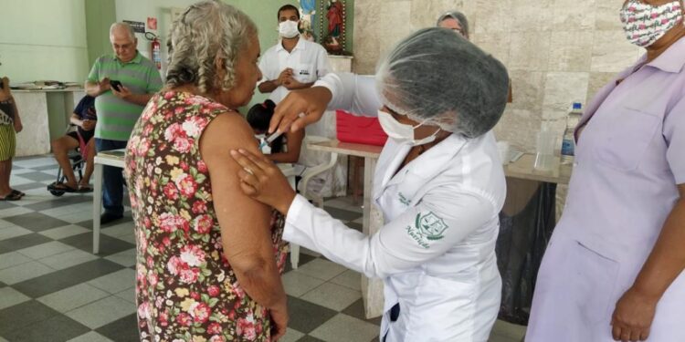 Aracaju iniciará 2ª dose de reforço em idosos acima de 70 anos