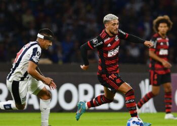Flamengo joga mal, mas arranca empate com o Talleres na Libertadores