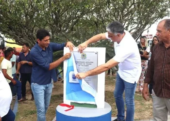 Salgado inaugura pavimentação asfáltica e entrega de veículo