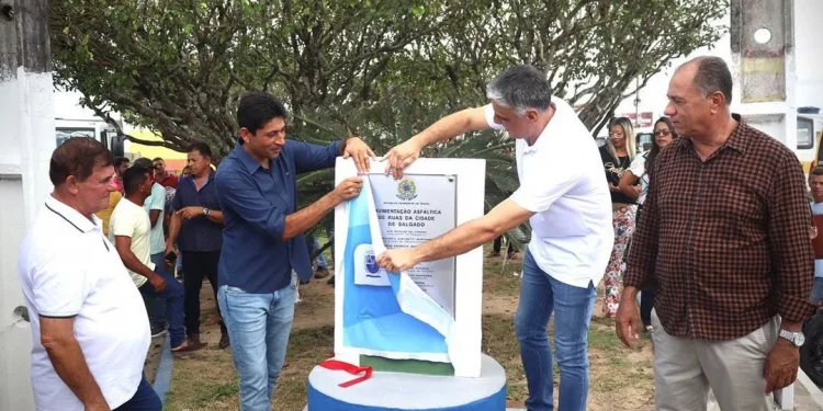 Salgado inaugura pavimentação asfáltica e entrega de veículo