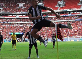 Botafogo vence Flamengo, quebra tabu e sobe na tabela do Brasileiro