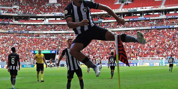 Botafogo vence Flamengo, quebra tabu e sobe na tabela do Brasileiro