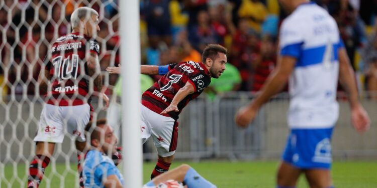 Flamengo derrota Universidad Católica e se classifica na Libertadores