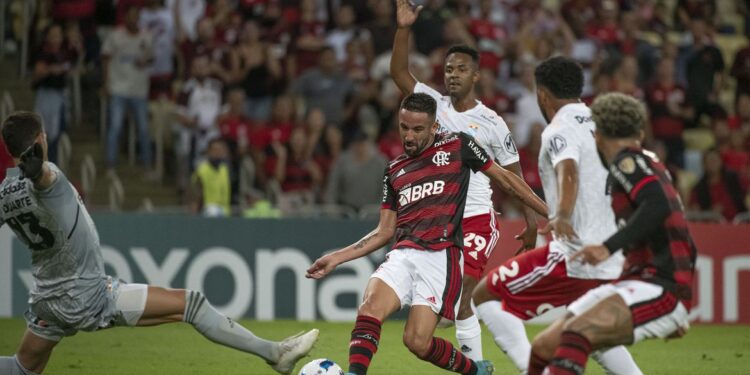 Flamengo não convence, mas triunfa na Libertadores
