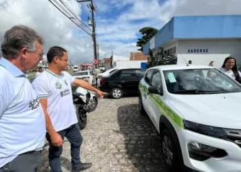 Laércio Oliveira entrega veículos para o Batalhão da Restauração