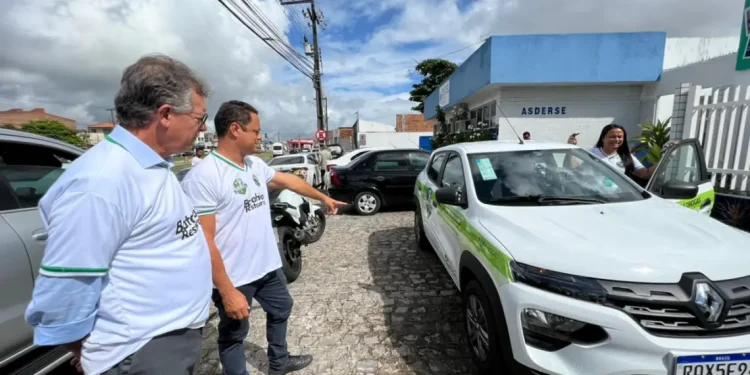 Laércio Oliveira entrega veículos para o Batalhão da Restauração