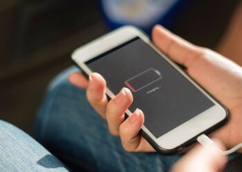 Procons são orientados a abrir processos contra Apple e Samsung por venda de celulares sem carregador