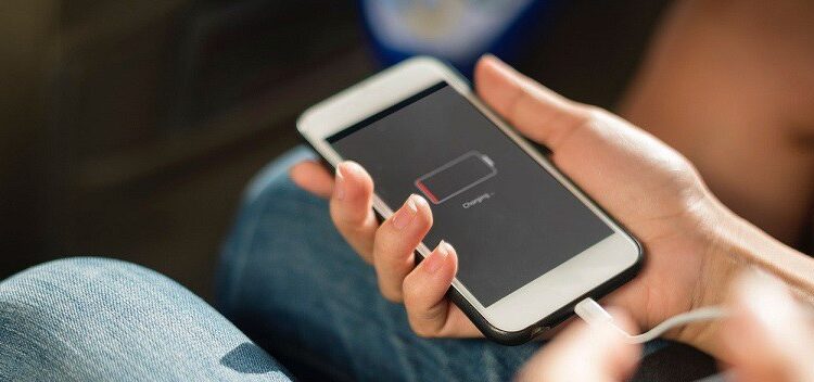 Procons são orientados a abrir processos contra Apple e Samsung por venda de celulares sem carregador