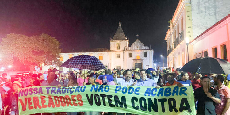 Rodrigo Valadares participa de manifestação em defesa do tradicional mastro em São Cristóvão