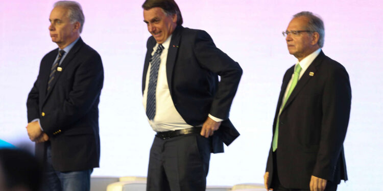 Partidos veem risco de Bolsonaro tentar golpe eleitoral, e autoridades se calam