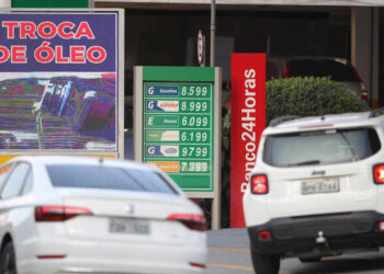 Defasagem na gasolina chega a 20% e deve ser novo ponto de tensão entre governo e Petrobras