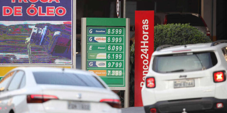 Defasagem na gasolina chega a 20% e deve ser novo ponto de tensão entre governo e Petrobras