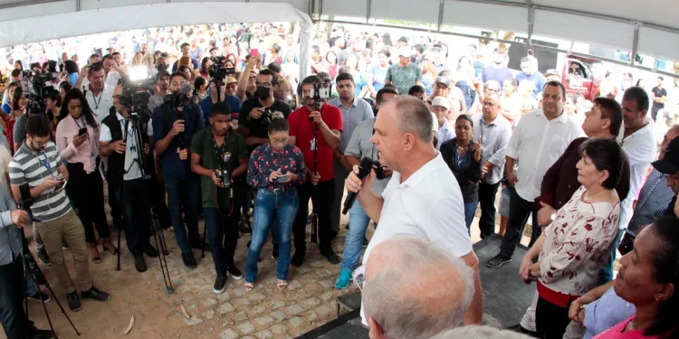 Belivaldo Chagas assina, em itabaiana, ordem de serviço para pavimentação do acesso ao povoado Carrilho