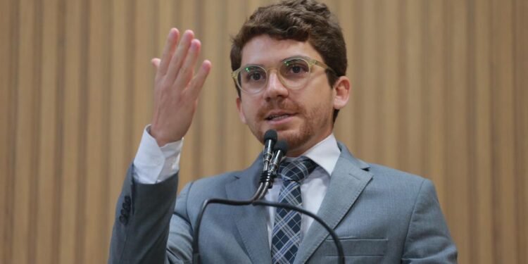 “A gente está enterrando riqueza”, afirma Breno Garibalde no Dia Internacional da Reciclagem