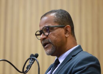 Professor Bittencourt comemora avanço na implantação das lâmpadas de LED na Capital