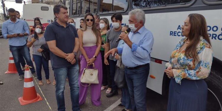 Prefeitura de Estância entrega nova Unidade Móvel de Saúde para a população
