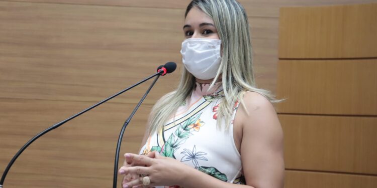 Belivaldo está mais preocupado com eleição do que com a miséria dos sergipanos, afirma Kitty Lima