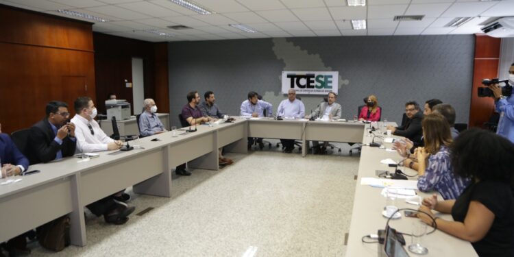 TCE orienta contadores e profissionais de TI que atuam junto aos municípios sergipanos