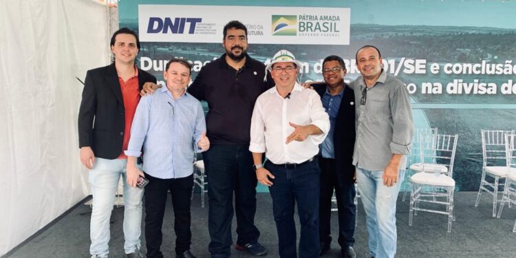 Presidente da ACESE entrega ofício a Jair Bolsonaro para duplicação da BR-235