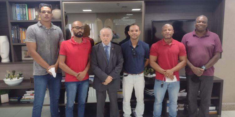 Luciano Bispo recebe representantes do Sindpen