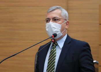Deputado apoia ato do Sindipema contra baixo reajuste salarial dos professores