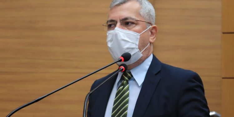Deputado apoia ato do Sindipema contra baixo reajuste salarial dos professores