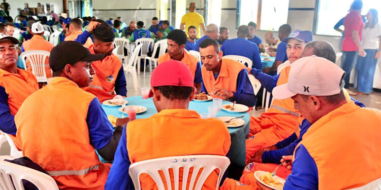 Prefeitura de São Cristóvão promove café da manhã e sorteio de prêmios em homenagem ao Dia do gari