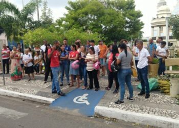 Servidores protestam em frente à Prefeitura de Lagarto para cobrar agilidade no plano de carreira e realização de concurso público