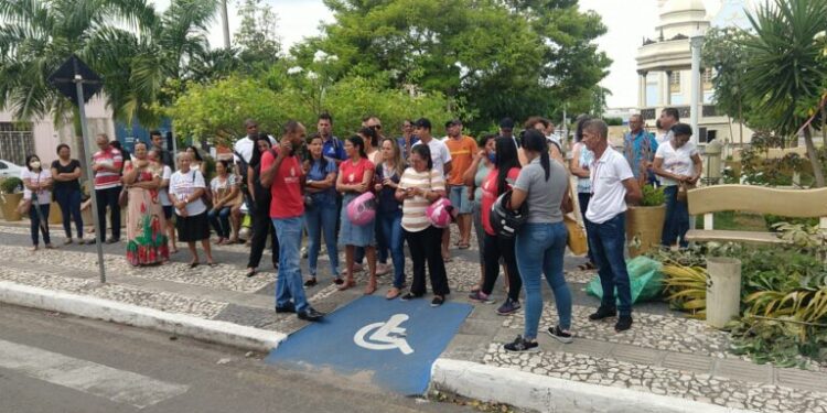 Servidores protestam em frente à Prefeitura de Lagarto para cobrar agilidade no plano de carreira e realização de concurso público