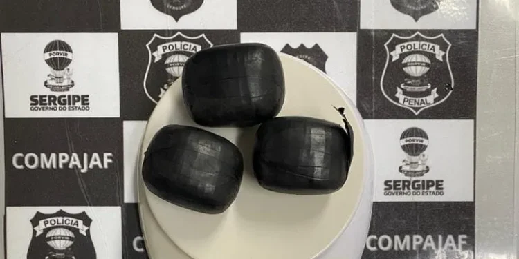 Três visitantes são flagrados tentando entrar no Compajaf com substâncias proibidas ou ilícitas e um é presa