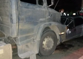 Colisão entre caçamba e veículo de passeio deixa um morto em Simão Dias