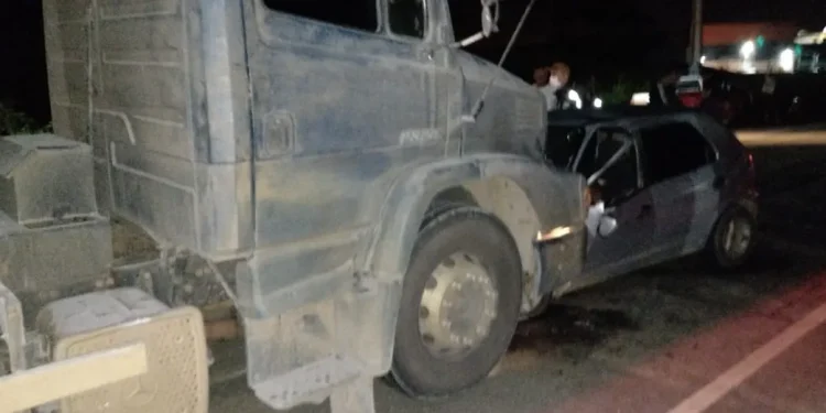 Colisão entre caçamba e veículo de passeio deixa um morto em Simão Dias