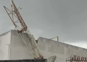 Torre de internet de oito metros cai sobre residência em Frei Paulo
