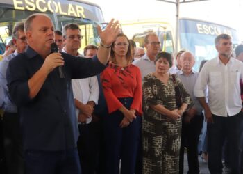 Deputados prestigiam entrega de ônibus escolares aos municípios